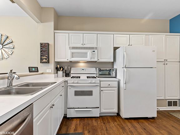 3rd image of 7401 Grandview Ct