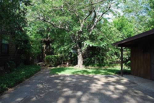 3rd image of 1215 Park Dr