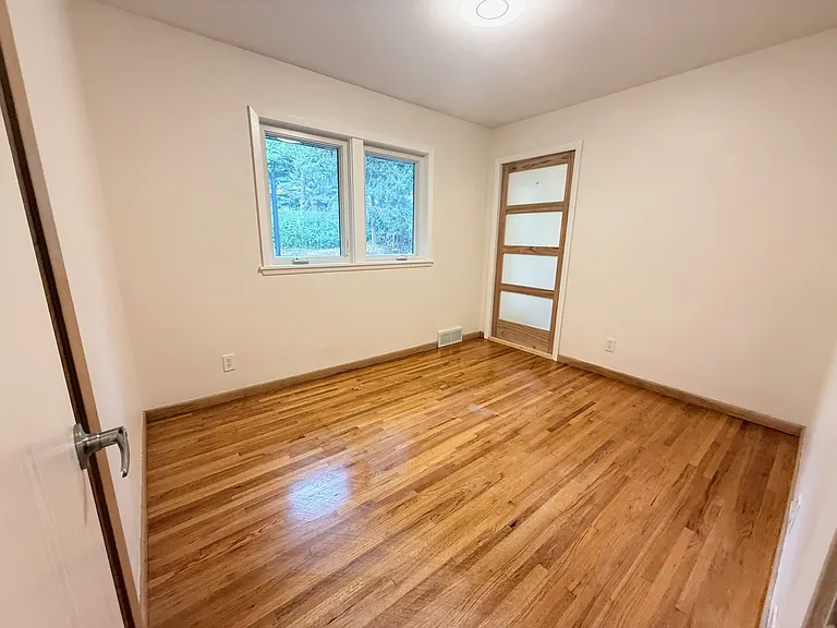 2704 W 28th St — Photo 13