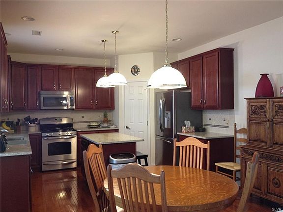 2nd image of 8 Creek Ct