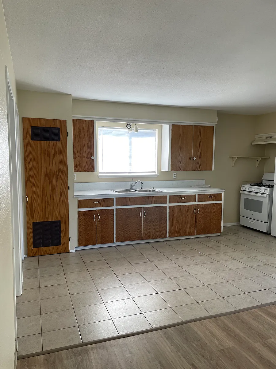Building Photo - 1300 Vista Dr #B