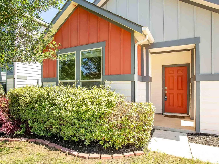 11724 Saddle Rock Dr — Photo 1