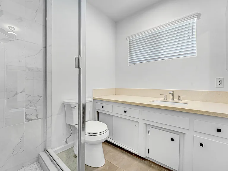 555 Amalfi Dr — Photo 25