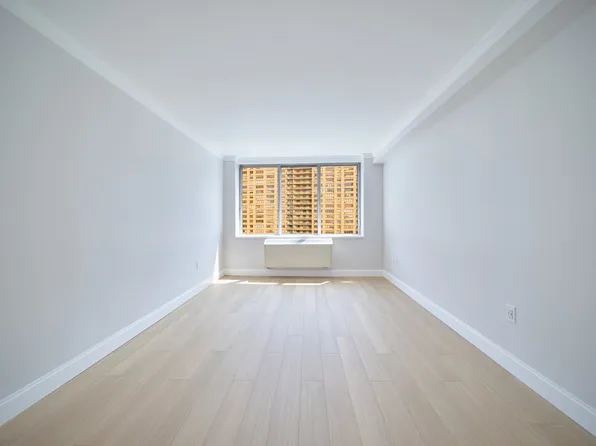 160 Riverside Boulevard image 10 of 14