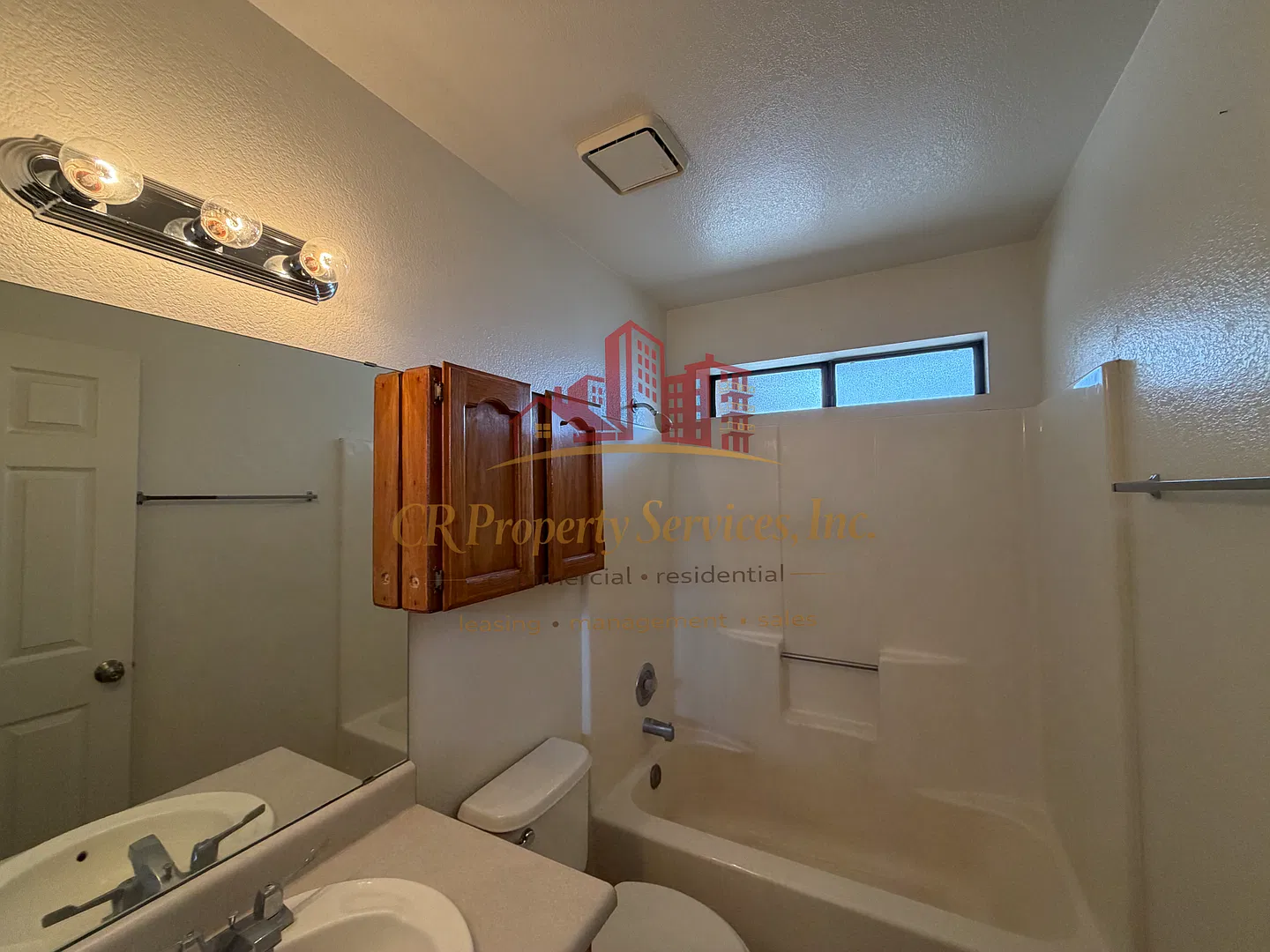 Lilght and Bright 2+2! Ideally located! — Photo 4