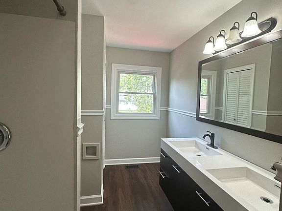 5th image of 335 E Tulip Dr