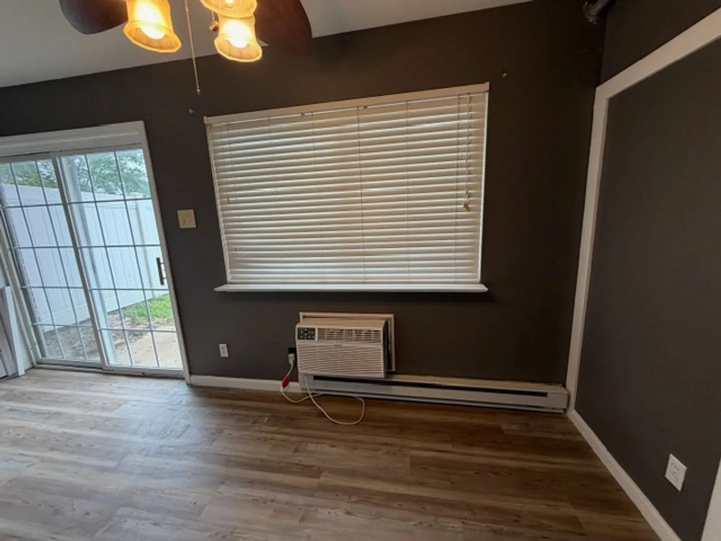 Spacious 3Bedroom / 1.5 Bath Available in Hazelwood — Photo 2