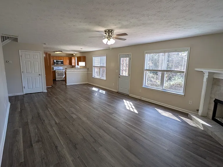 375 Searchlight Dr — Photo 2
