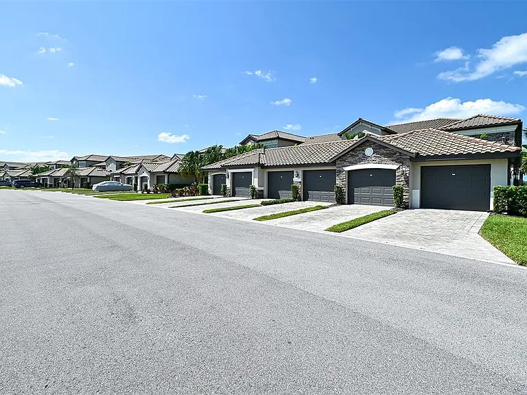 5567 Palmer Cir #104 — Photo 41