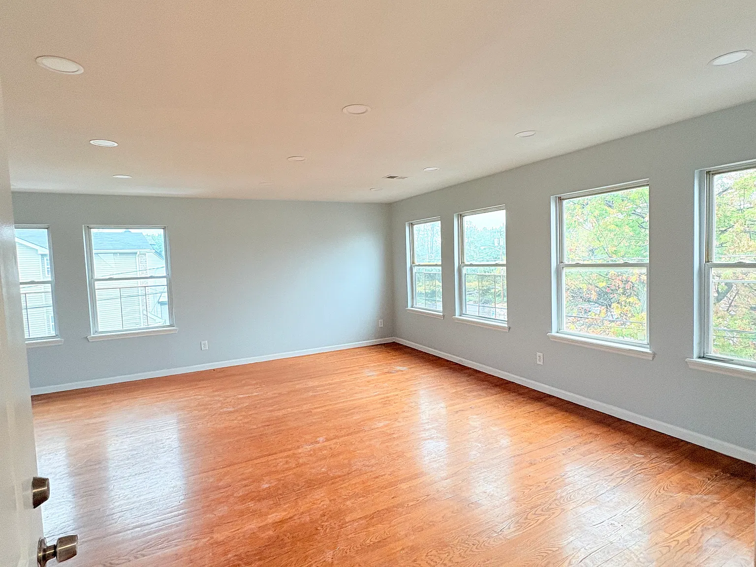 3 bed, 1294 sqft, $2,700 — Photo 2