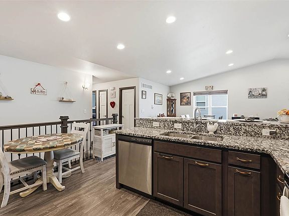 4th image of 242 Elderberry St