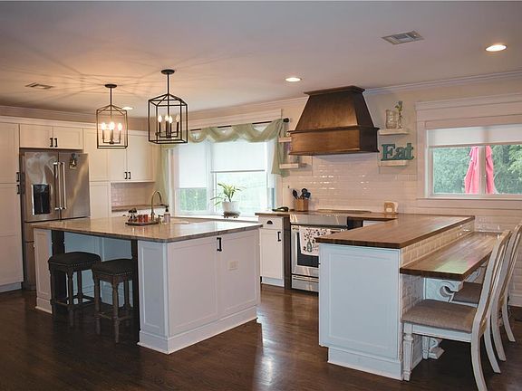 3rd image of 18 Beaver Ln