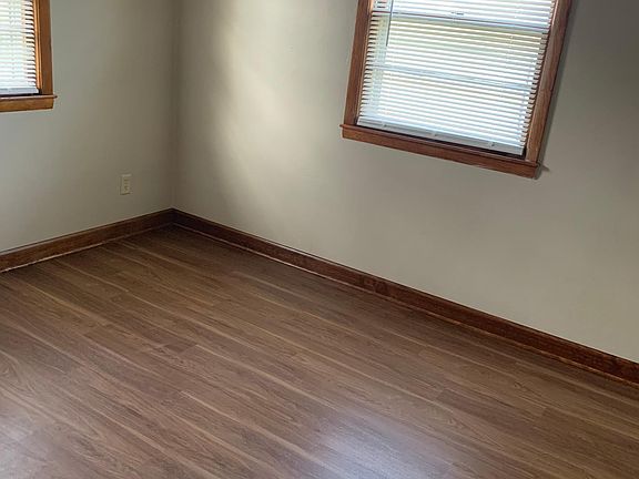 Back bedroom - both bedrooms look the same