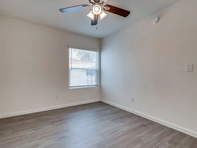 333 W Queen St #1 — Photo 18
