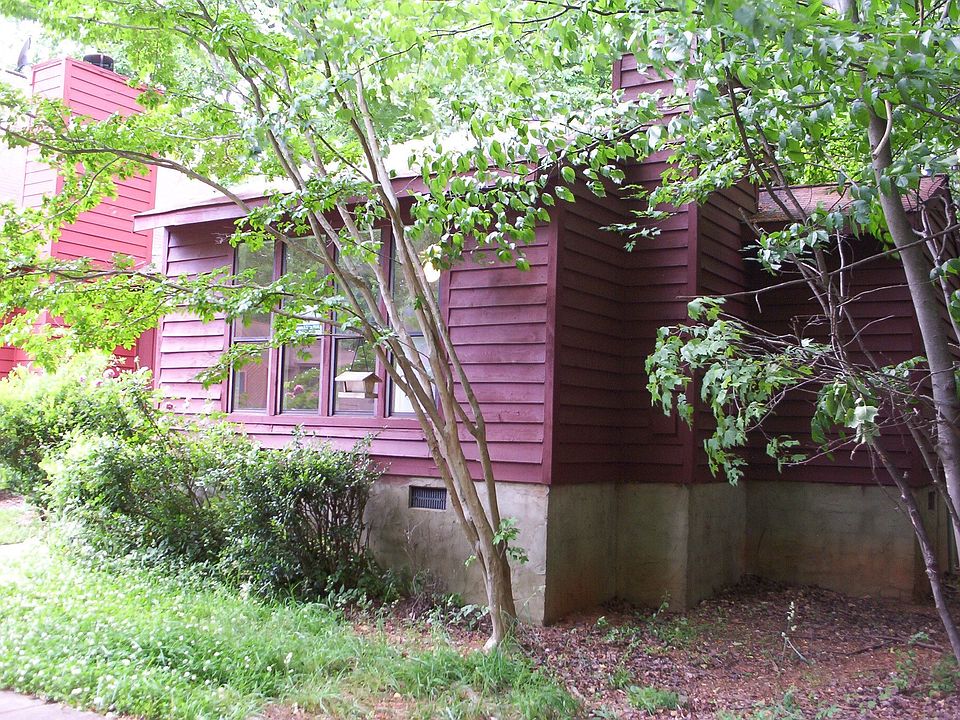 Nice 2/2 Condo in a peaceful setting close to everything