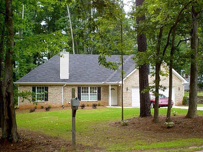 Convenient Lake Community between Snellville and Lithonia.
