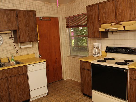 3rd image of 292 Gibbons Ave