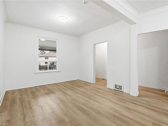 5th image of 39 Burlington St E