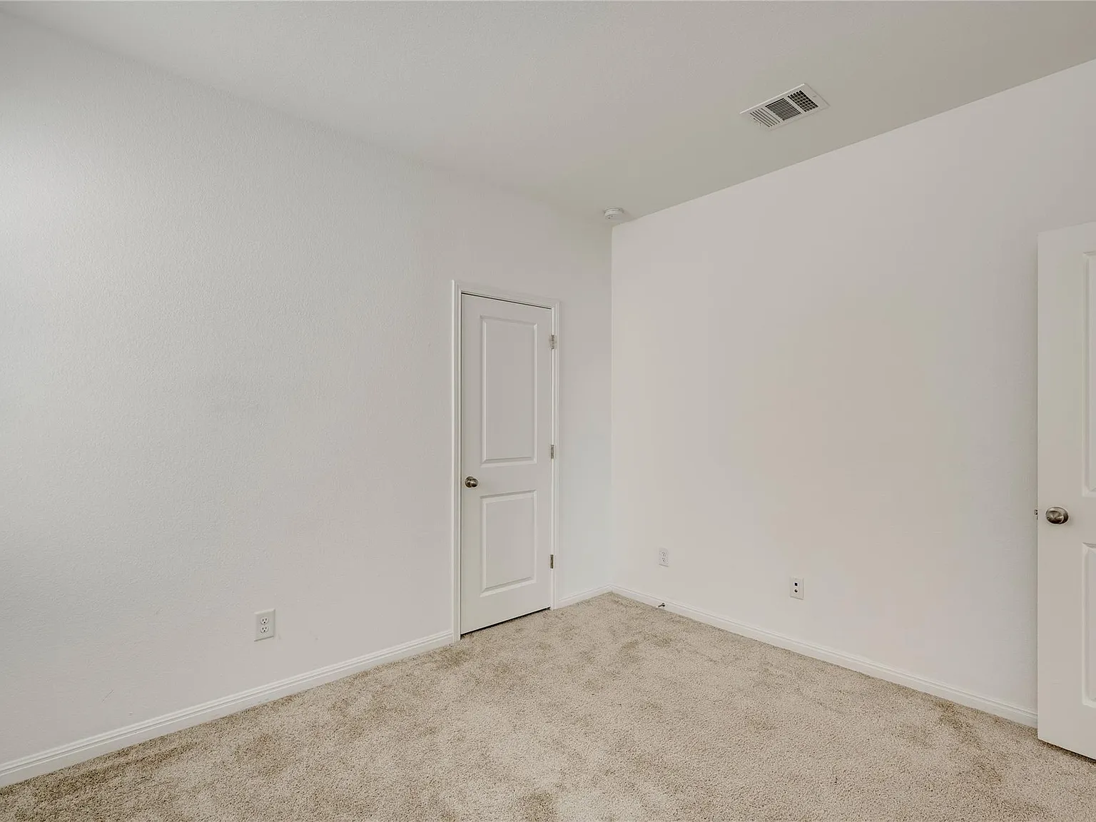 3 bed, 2.0 bath, 2090 sqft, $2,600 — Photo 4