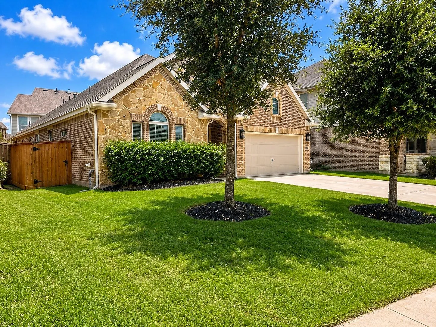 3 bed, 2.0 bath, 2131 sqft, $2,590 — Photo 2