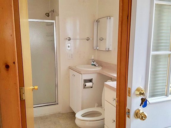 Bathroom (6ft x 5 ft)