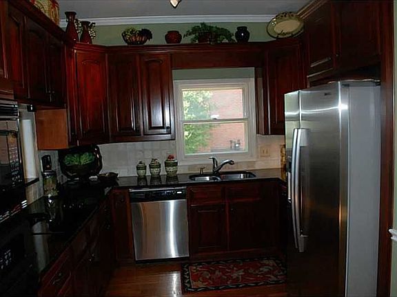 3rd image of 141 Hanarry Dr