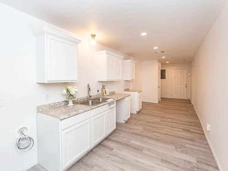 2415 31st St — Photo 3