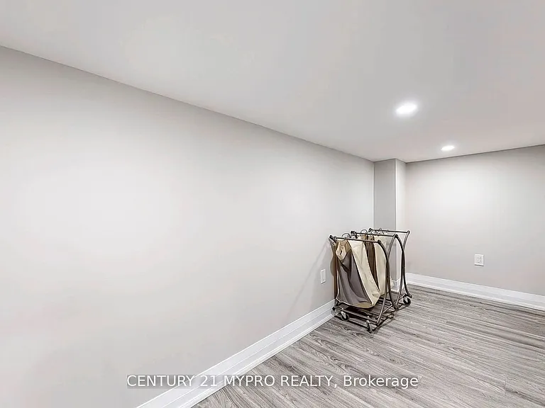 13 N Rexford Dr — Photo 36
