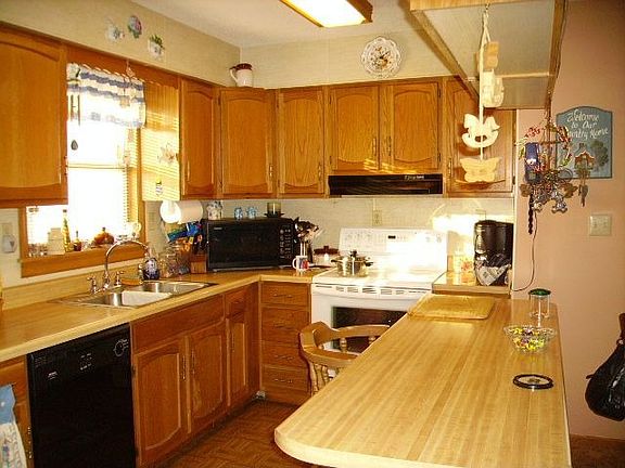 Great "OPEN KITCHEN" w/Lots of Cabinets + NEW DOUBLE OVEN STOVE