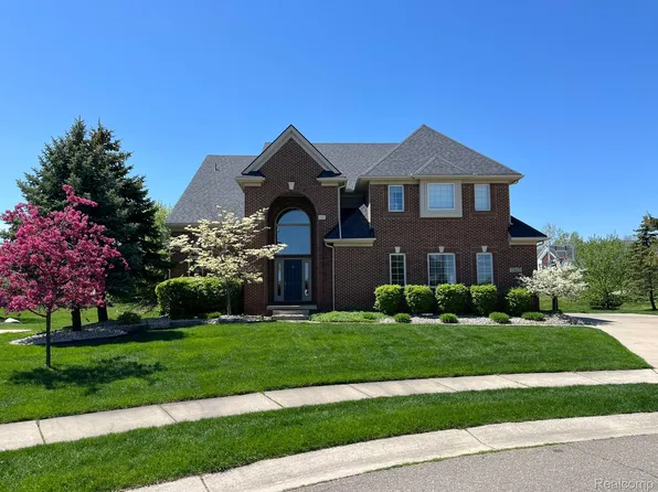 760 Pembroke Ct, White Lake, MI 48386