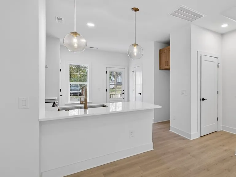 1015 Carter Ave — Photo 3