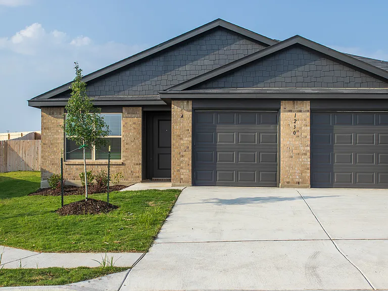 1230 Lehmann Dr — Photo 2