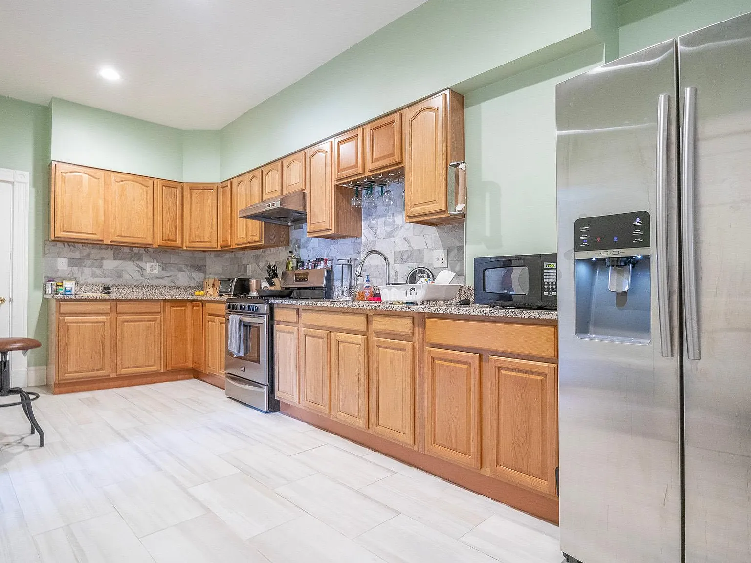 4 bed, 1200 sqft, $4,600 — Photo 2