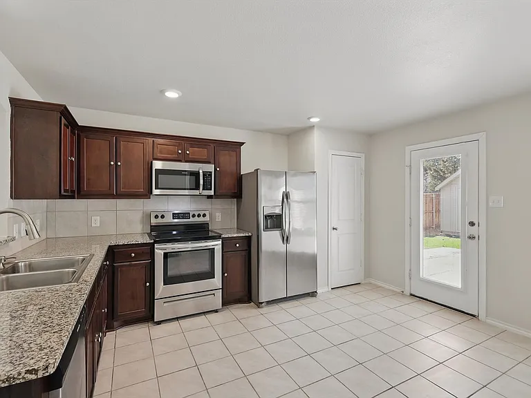 1530 Woodlake Dr — Photo 6
