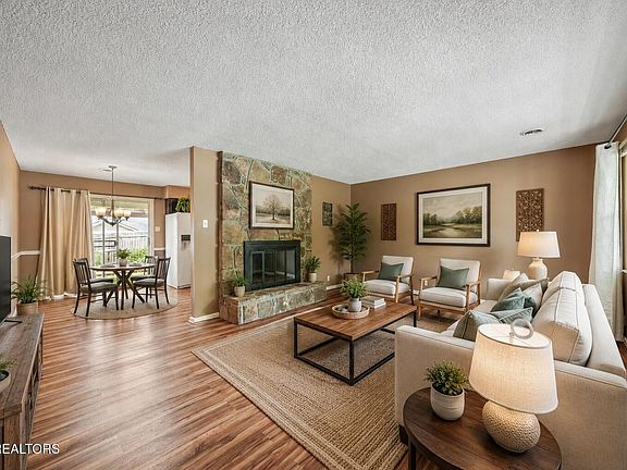2nd image of 1304 Graycreek Ln