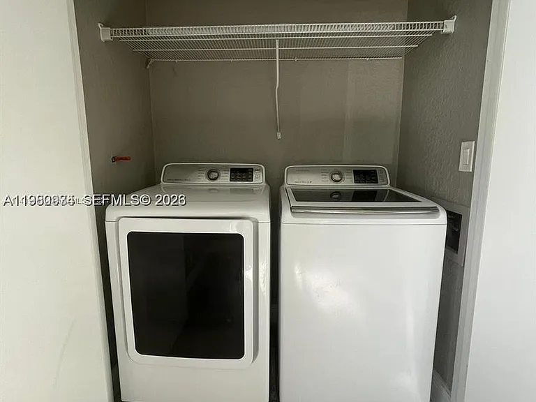 2811 N Oakland Forest Dr #110 — Photo 16