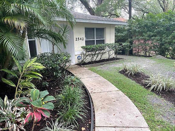 3rd image of 2542 Wells Ave