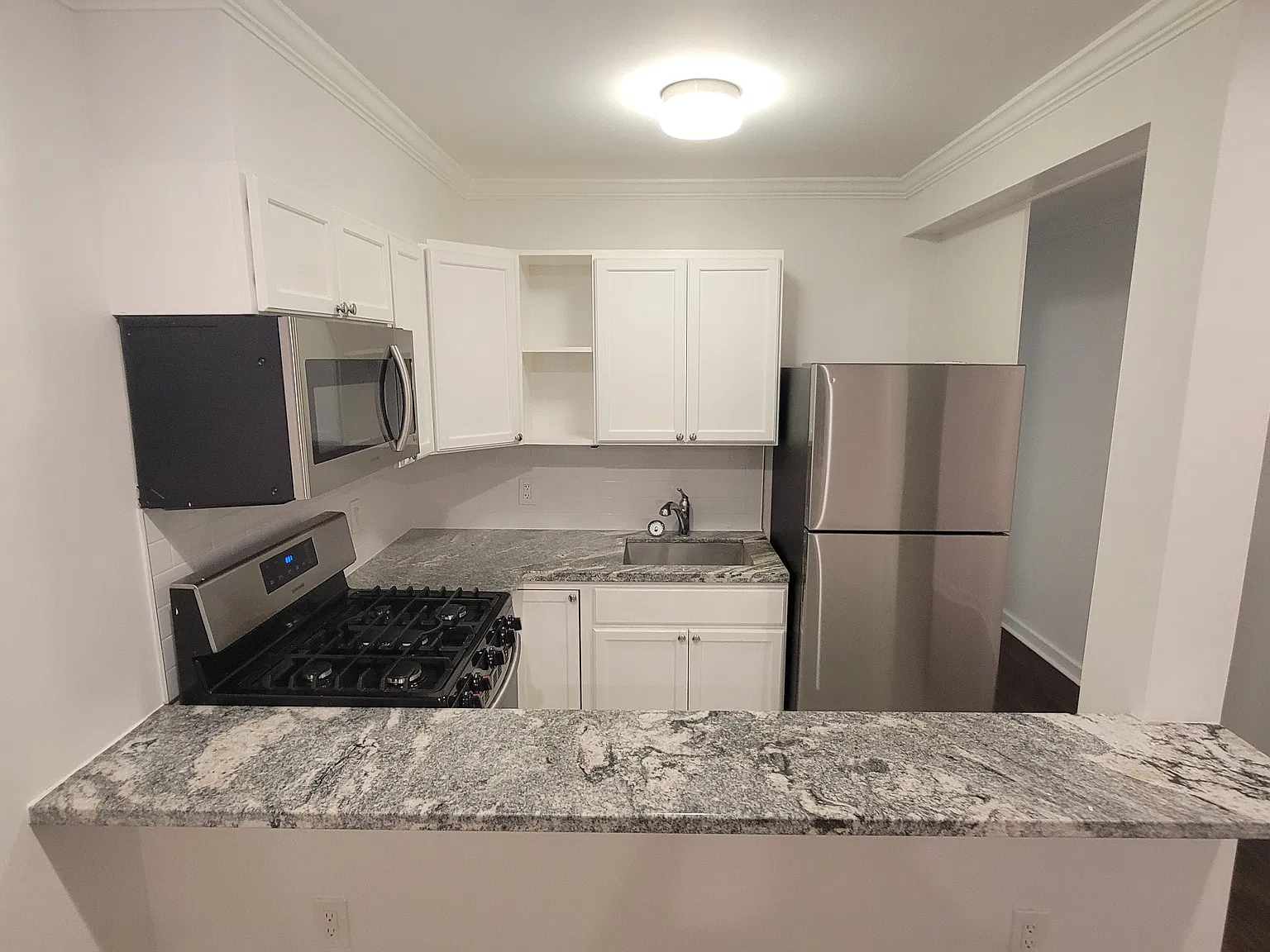 Studio, 450 sqft, $1,695 — Photo 3