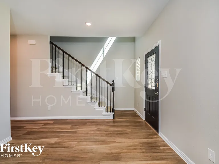 223 Rosewood Dr — Photo 3