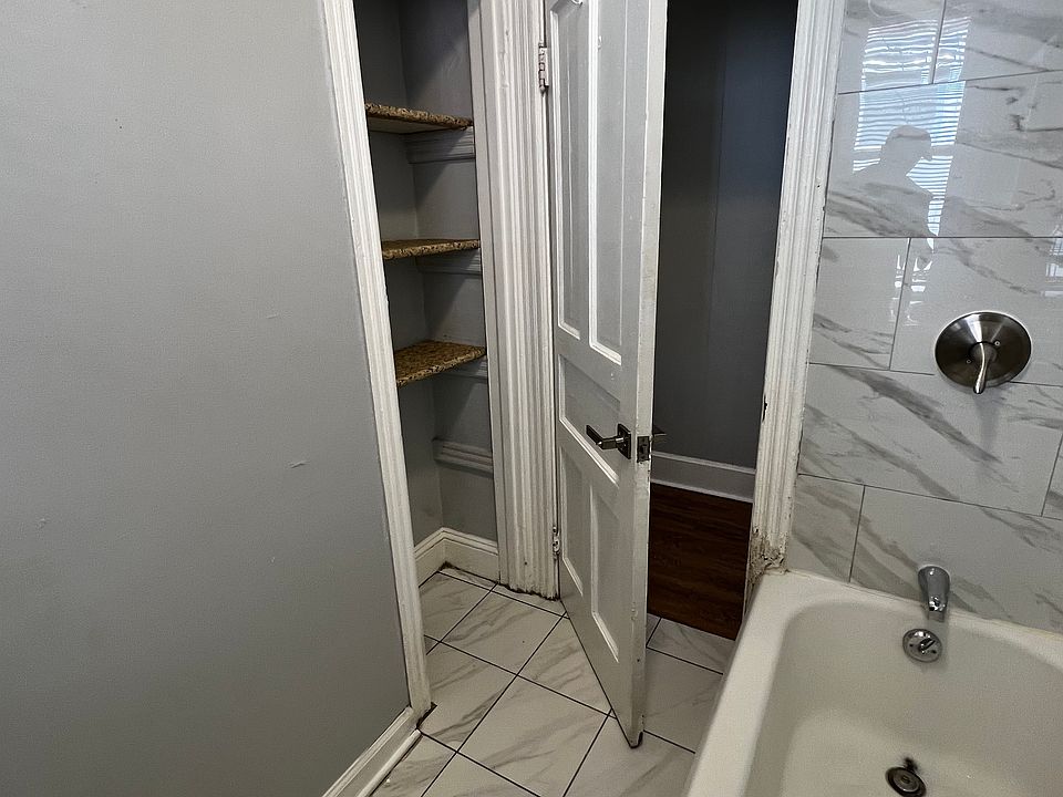 1st image of 4812 Oxford Ave Floor 2