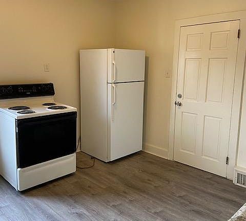 2nd image of 16 Carlton St #2