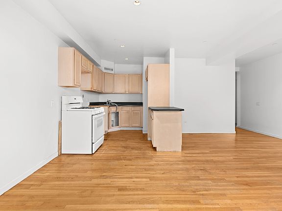 4th image of 754 E 6th St APT 6D