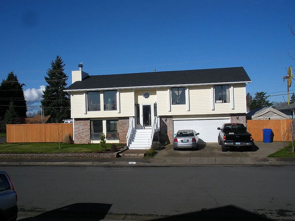 1057 Leeward Ct N photo 1