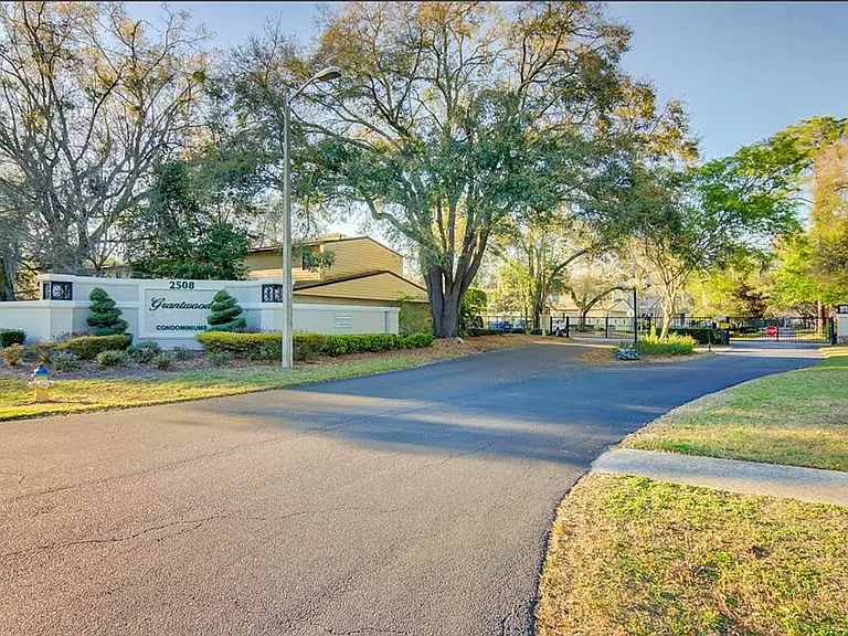 2508 SW 35th Pl — Photo 2