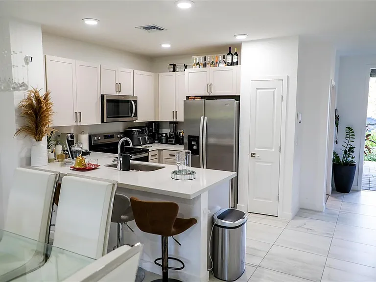 148 SE 5th Ct — Photo 5