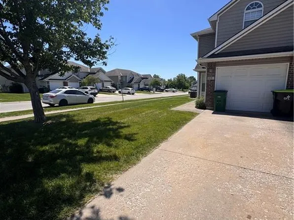 810 SW Peach Tree Ln, Blue Springs, MO 64064