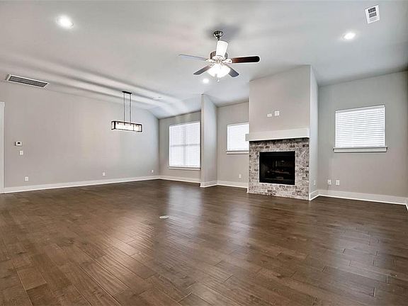 4th image of 211 Prairie Ln