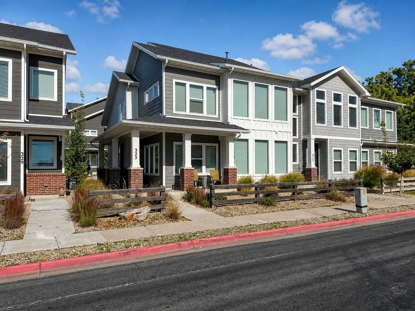 Spacious 3 Bed Townhome in a Convenient Layton Location — Photo 1