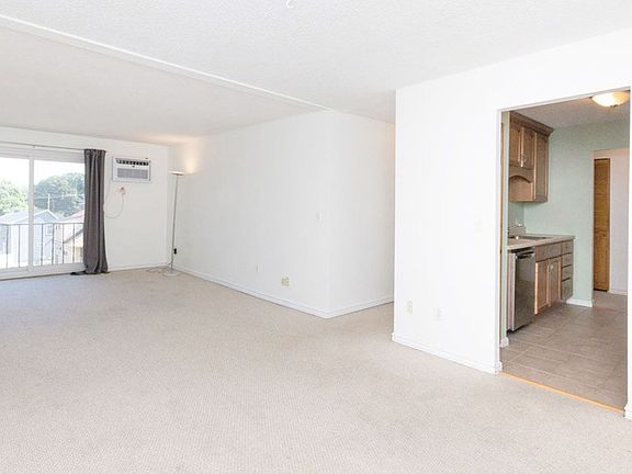3rd image of 127 King St APT 303