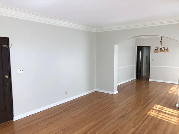 4th image of 734 S Detroit St #2